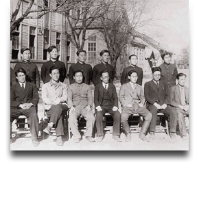 1946 각 대학 국립대학으로 승격(1947년 대구농과대학 1회졸업식기념)